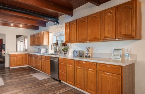 Oakhurst House | New! Majestic Views, Pool, Sleeps 20+, 2 Mstr BR, close DT Yosemite, Bass Lake