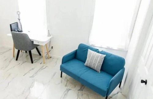 Historic Downtown Apartment | New, marble floors, mins fromNYC, families welcome