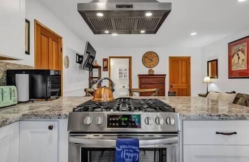 Los Gatos Other | NEW! May’s log cabin luxury studio farm stay.