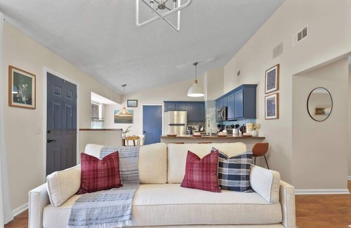 Whitemarsh Island House | New Meets Nostalgic - Adorable Cottage Sleeps 8!