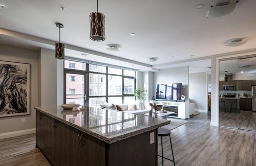 Beasley Condo | New Modern 1+Den with Rooftop Garden