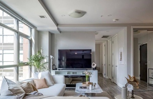 Beasley Condo | New Modern 1+Den with Rooftop Garden