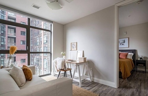 Beasley Condo | New Modern 1+Den with Rooftop Garden