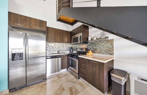 Washington Condo | New Modern 2BR Top Floor Condo Walk to Palm Beach