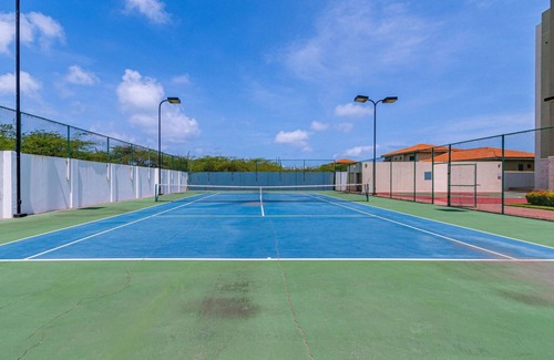 Washington Condo | New Modern 2BR Top Floor Condo Walk to Palm Beach