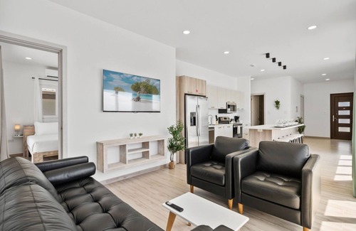 Papaya House | NEW Modern 3BR! Private pool! BBQ grill!