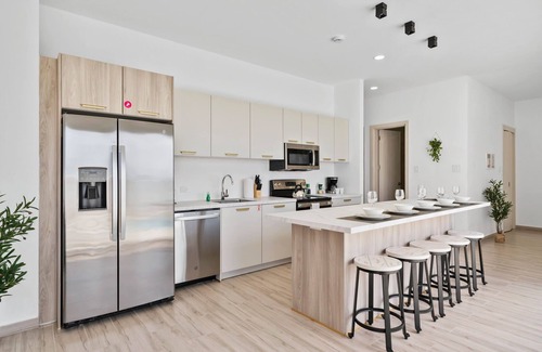Papaya House | NEW Modern 3BR! Private pool! BBQ grill!