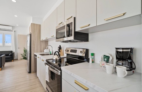 Papaya House | NEW Modern 3BR! Private pool! BBQ grill!