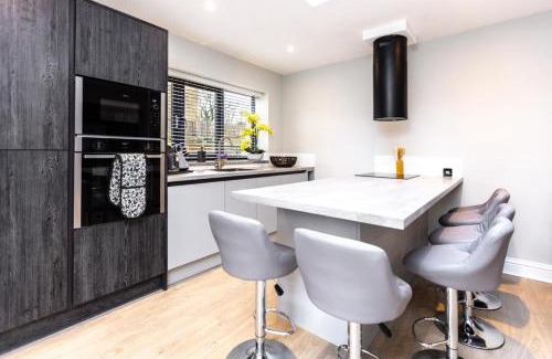Oxford House | New, modern 4 bed, 3 bath house ,free parking