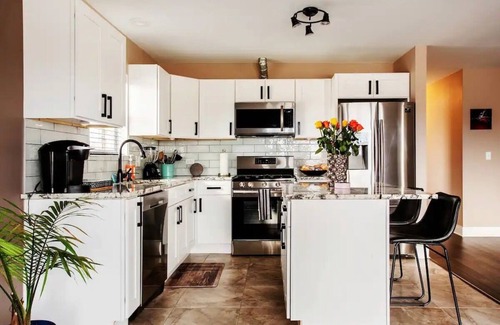 Burbank Apartment | New&Modern Apartment only 4 miles away from Midway Airport.