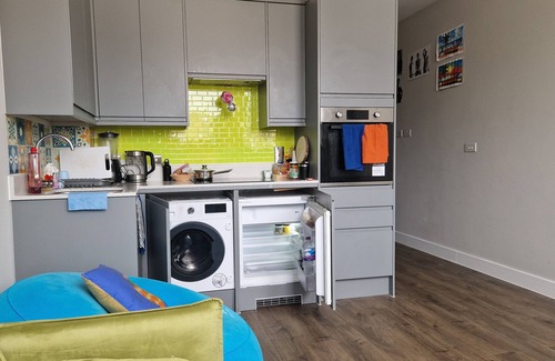 Havering Apartment | New modern East LDN apartment 5mins walk from Station, restaurants, gym & shops!