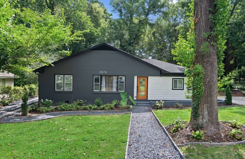 Church Street House | New! Modern Escape 4BR 3.5BA Sleeps 8 by Airport