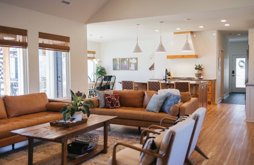 Farmington House | NEW Modern Farmhouse: pool and guest house - 6.9 miles University of Arkansas!