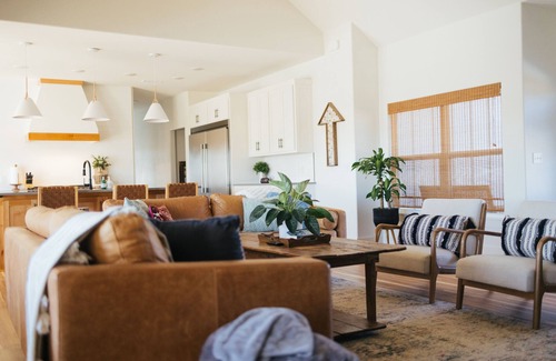 Farmington House | NEW Modern Farmhouse: pool and guest house - 6.9 miles University of Arkansas!