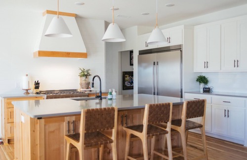 Farmington House | NEW Modern Farmhouse: pool and guest house - 6.9 miles University of Arkansas!