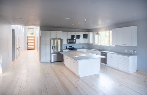 Placerville House | New Modern Home Sleeps 12