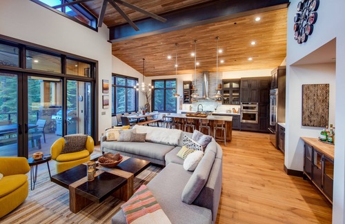 Truckee House | New modern home with spectacular view on 5 private acres