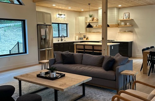 Primrose Cabin | New! Modern Luxury Cabin in RRG: Sleeps 10, Hot Tub, Fire Pit, Pool Table, Woods