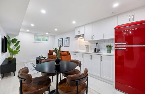 Newtonbrook Apartment | *NEW* Modern & Spacious Unit in North York | Monthly Stays | Work Desk | Laundry