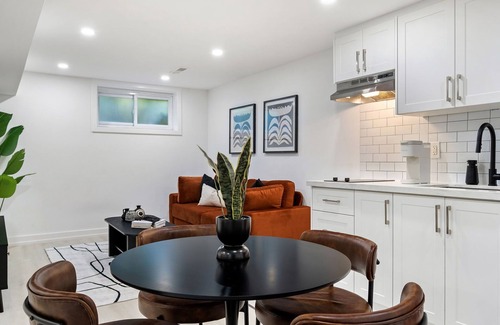 Newtonbrook Apartment | *NEW* Modern & Spacious Unit in North York | Monthly Stays | Work Desk | Laundry