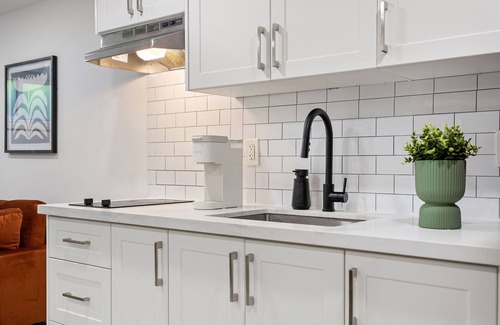 Newtonbrook Apartment | *NEW* Modern & Spacious Unit in North York | Monthly Stays | Work Desk | Laundry