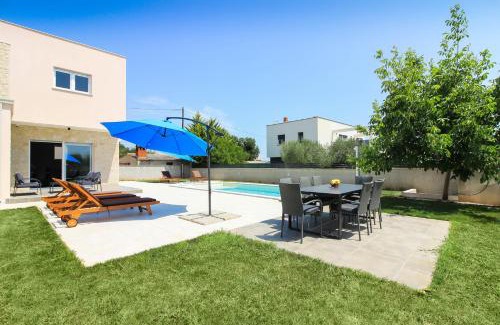 Liznjan Villa | New modern villa Gogo with private pool near the beach and town of Pula by WiiBuk