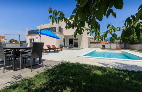 Liznjan Villa | New modern villa Gogo with private pool near the beach and town of Pula by WiiBuk