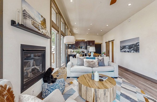 Truckee House | New, mountain-modern cabin with gas fireplace & great location
