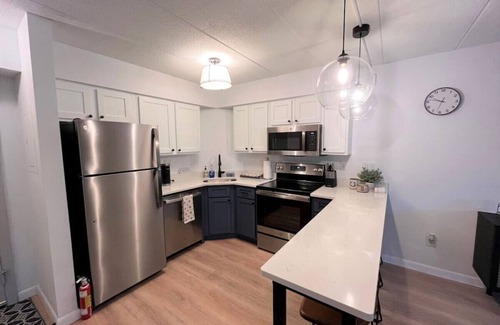 West Dover House | New! Mt Snow Condo. Walk to lifts, pool, Hot tub
