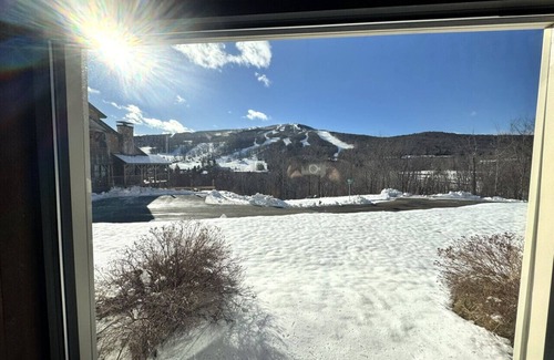 West Dover House | New! Mt Snow Condo. Walk to lifts, pool, Hot tub
