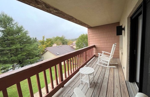 West Dover House | New! Mt Snow Condo. Walk to lifts, pool, Hot tub