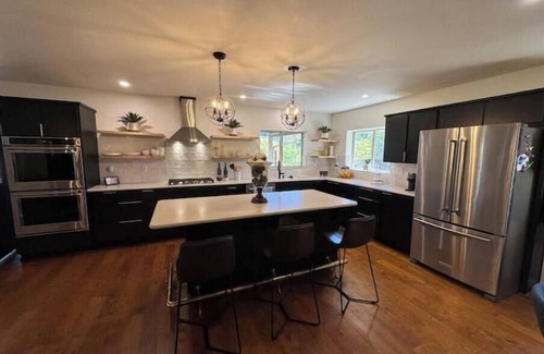 Prescott House | *NEW* Mtn view retreat! Pets! 3 min Dtwn/Pooltable