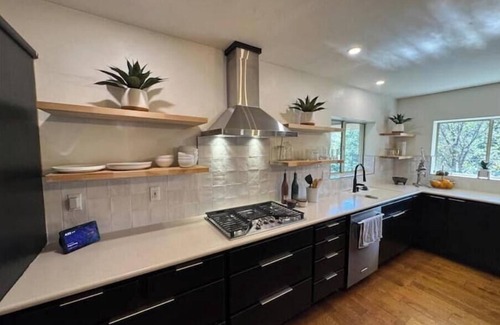 Prescott House | *NEW* Mtn view retreat! Pets! 3 min Dtwn/Pooltable