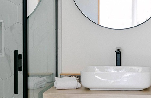 Rosseau Cabin | NEW Nordic style HYGGE cabin with SAUNA & HOT TUB