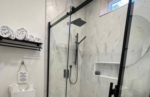 Rosseau Cabin | NEW Nordic style HYGGE cabin with SAUNA & HOT TUB