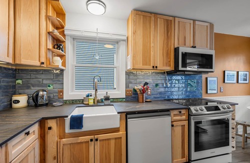 Bottineau House | *NEW* Northeast Arts District Home | EV Charger