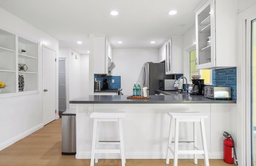 Newark House | New! Oasis w/Amazing Backyard, Firepit, BBQ & Games, close to techs