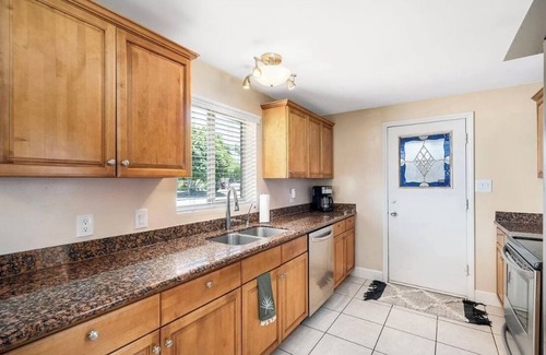 Entertainment District House | NEW Old Town Oasis, Putting Green, Walk to Downtown