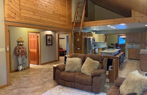 Gardiner House | NEW! On Bear Creek~ Treed Seclusion~ Serene~ 4 Living Rooms~ 4 Miles to Gardiner