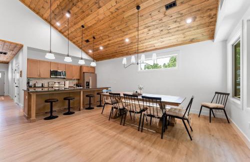 Branson House | New Ozark Oasis Luxe Cabin Retreat with Hot Tub
