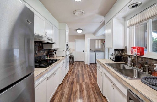 Redding House | ✨ *NEW* Peaceful Modern Retreat w/BBQ 🍗 Pool 🌊 Foosball ⚽️