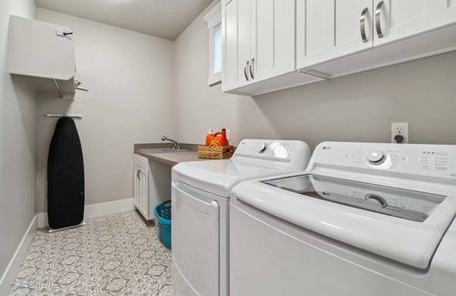 Eagle House | NEW! Peaceful Parkside Escape | High-End Kitchen | Screened Patio | BBQ | Walk to Downtown Eagle!