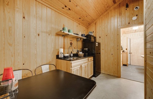 Amity Cabin | *New* Peaceful Studio Cabin @ Timber Lodge Ranch