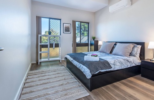 East Victoria Park Villa | New Perfectly located Perth Lotus Retreat