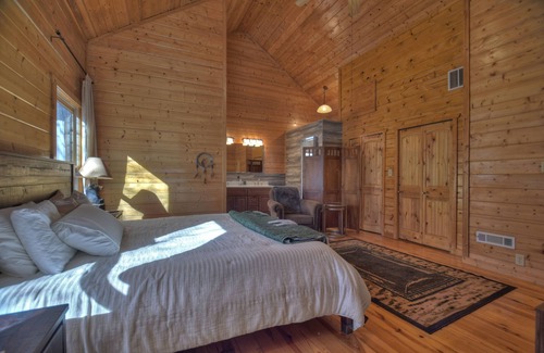 McCaysville Cabin | New! Pet-friendly, and creekfront in the gorgeous GA mountains.
