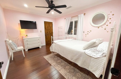 Sylmar House | New Pool Home w/Firepit and Outdoor Kitchen minutes from Universal and Six Flags