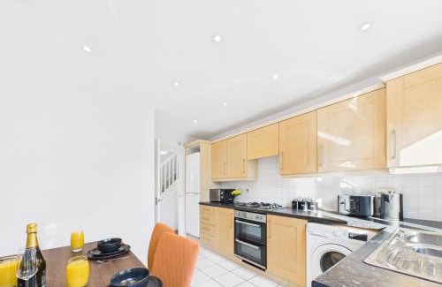 Cheltenham House | NEW Prestbury Place by Signature Stays - 5 Bedroom House Near Cheltenham Racecourse