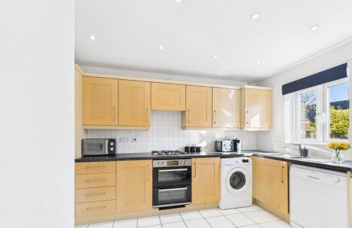 Cheltenham House | NEW Prestbury Place by Signature Stays - 5 Bedroom House Near Cheltenham Racecourse