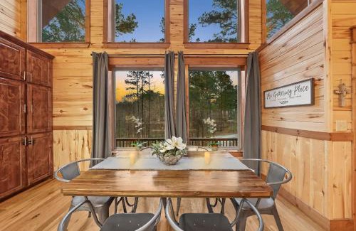 Broken Bow House | NEW Prime Cabin Chateau Hot Tub-Firepit-Sleeps 6