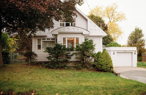 Belleville House | New Private Home 3 BDR Home I Backyard I BBQ I Firepit